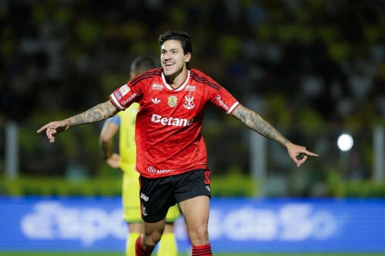 Flamengo goleia Mirassol e cola no Palmeiras pela liderança do Brasileirão