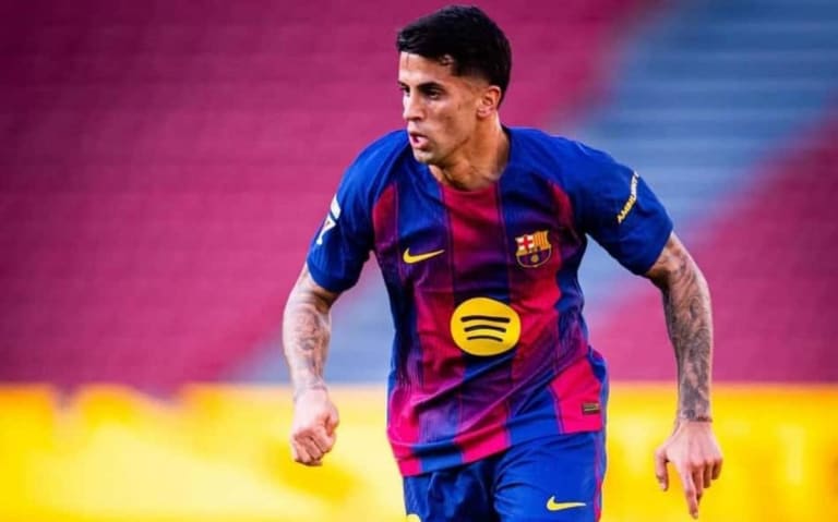 Cancelo rescinde com Al-Hilal e retorna ao Barcelona para exames médicos