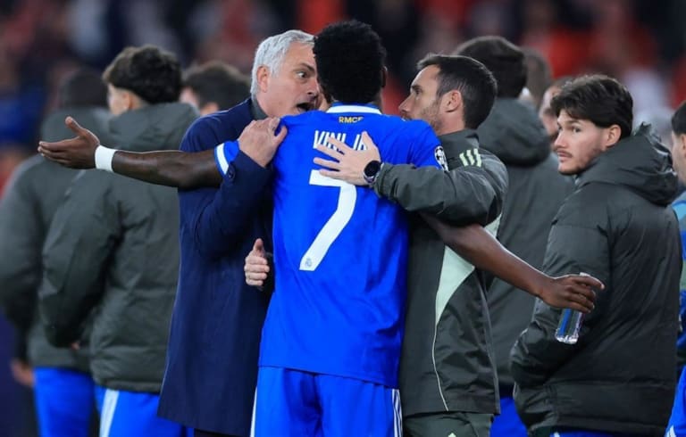 Mourinho, agora no Real, relembra racismo contra Vini: 'Sabe de que lado estou'