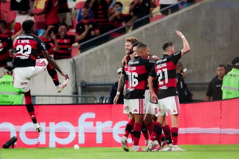 Flamengo vence Cruzeiro e avança às quartas de final da Libertadores