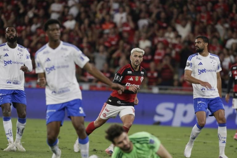Flamengo e Cruzeiro estabelece maior público do futebol brasileiro em 2026 no Maracanã