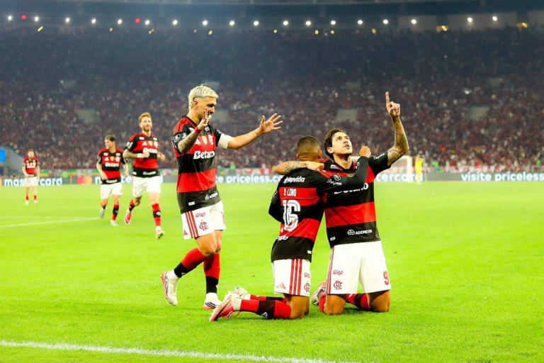 Flamengo vence Cruzeiro e avança às quartas de final da Libertadores