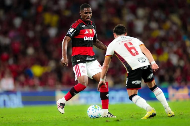 Evertton Araujo celebra 100 jogos pelo Flamengo e relembra trajetória improvável no futebol