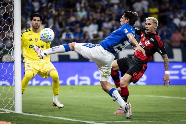 Flamengo perde no Mineirão com virada do Cruzeiro; cansaço e erros custam liderança