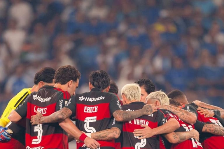 Cruzeiro vira nos acréscimos e derrota Flamengo pelo Brasileirão
