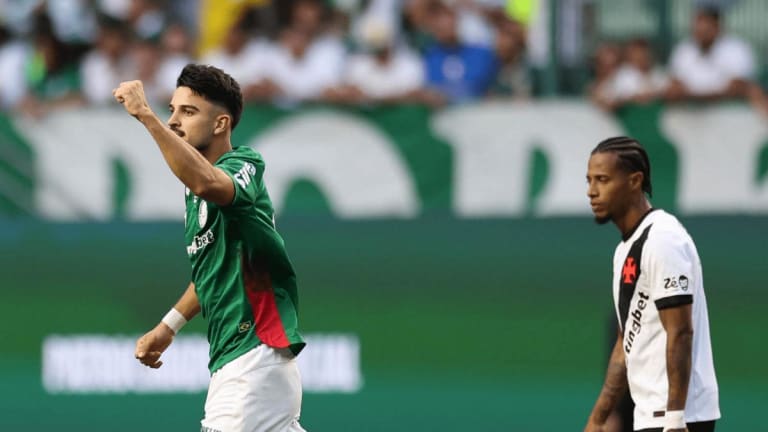Palmeiras goleia Vasco e amplia vantagem na liderança do Brasileirão