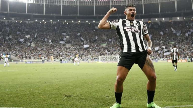 Botafogo negocia retorno de Tiquinho Soares para 2026 com salário reduzido