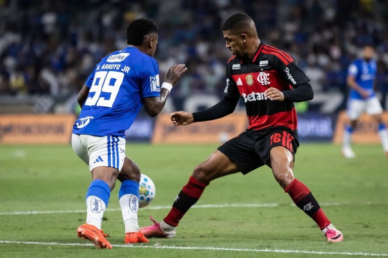 Flamengo depende só de si no Brasileirão com jogo atrasado e confronto direto