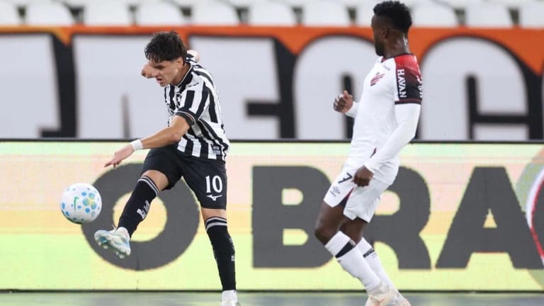 Athletico-PR vence Botafogo e encosta no Flamengo na disputa pelo título do Brasileirão