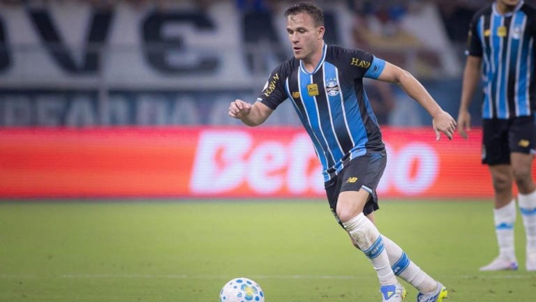 Santos inicia conversas para contratar Arthur Melo com apoio de Neymar e aval de Cuca
