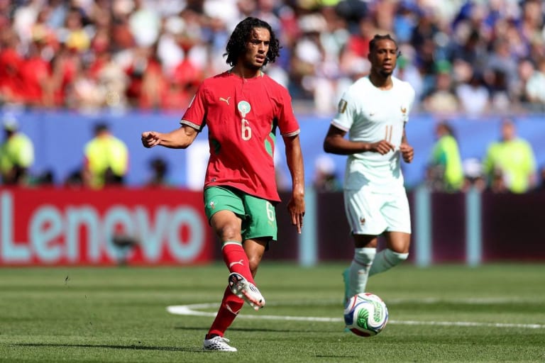 Manchester City oficializa Bouaddi, volante marroquino e recorde da Ligue 1, por R$ 600 milhões