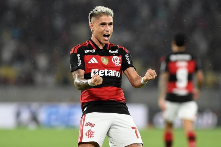 Luiz Araújo rebate críticas e discute com torcedor em live do Flamengo