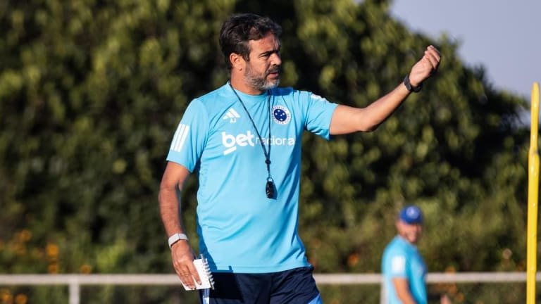 Artur Jorge avalia escalar time misto do Cruzeiro contra o Vasco antes de clássico