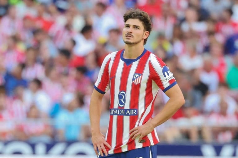 Julián Álvarez fora do jogo do Atlético: Simeone confirma crise e ausência do atacante