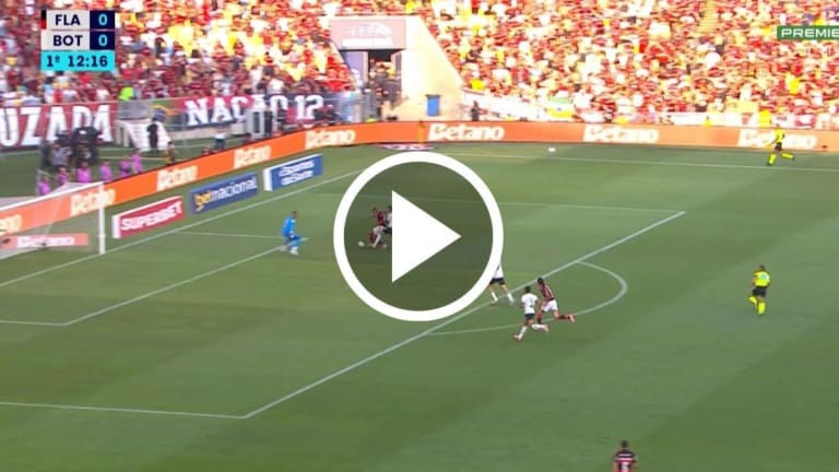 Samuel Lino marca e Flamengo abre o placar contra Botafogo no Maracanã