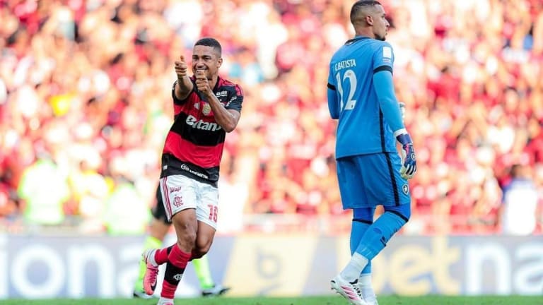 Com dois gols de Samuel Lino, Flamengo goleia Botafogo e cola no líder Palmeiras