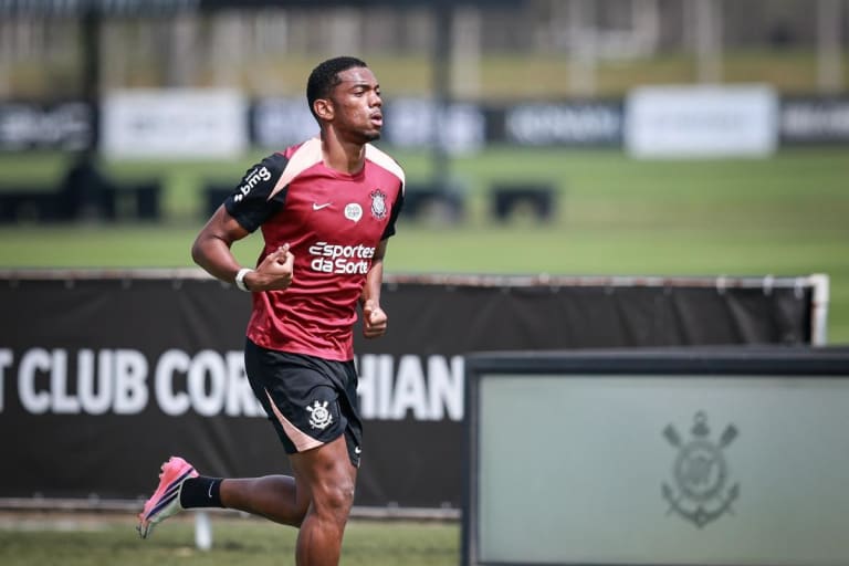 Corinthians mantém negociações com Nottingham Forest por André mesmo após fechamento da janela