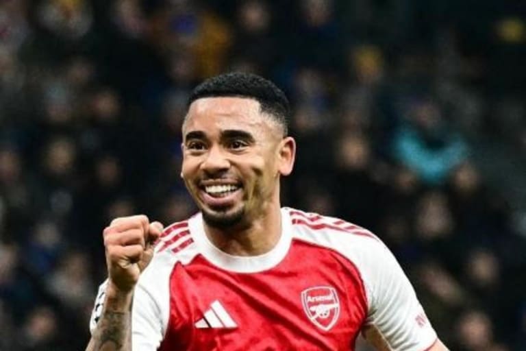 Gabriel Jesus assina por 3 anos com Barcelona após exames médicos