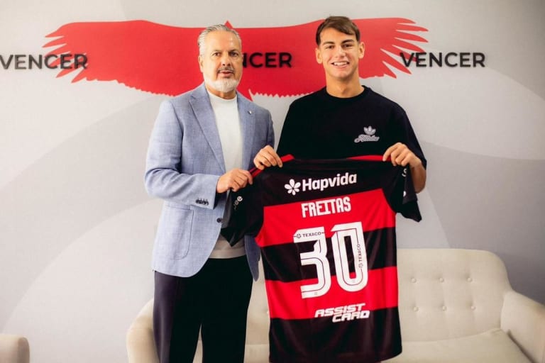 Flamengo contrata atacante argentino Joaquín Freitas de 19 anos