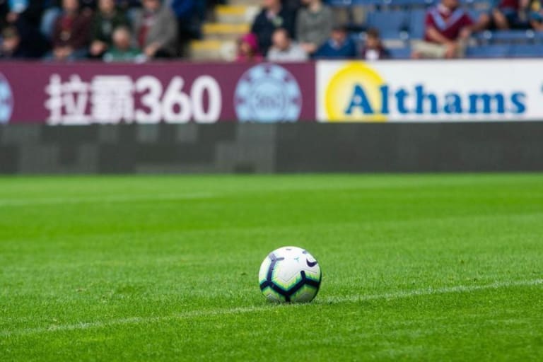 Premier League comanda o mercado da bola global com gastos bilionários