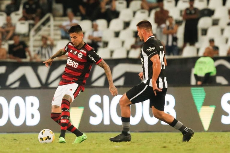 Erick Pulgar renova contrato com Flamengo até 2029