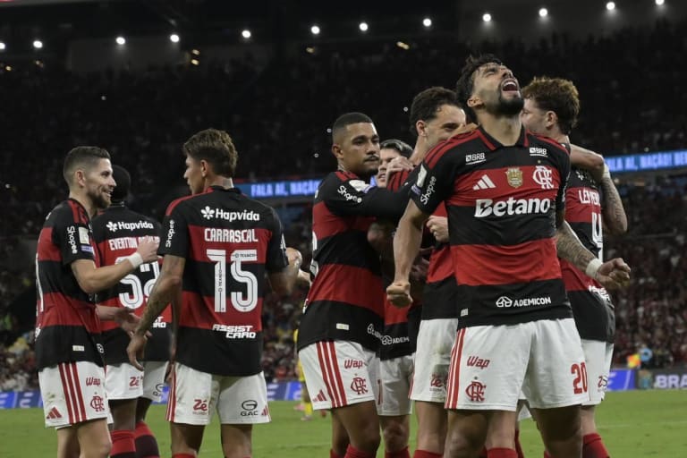 Flamengo encosta no Palmeiras e aumenta probabilidade de título brasileiro