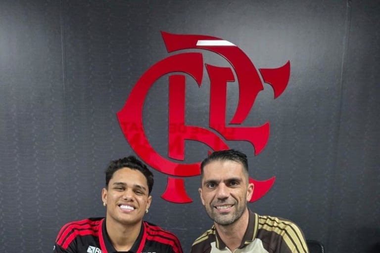 Flamengo contrata promessa do Bragantino em negócio com Wallace Yan
