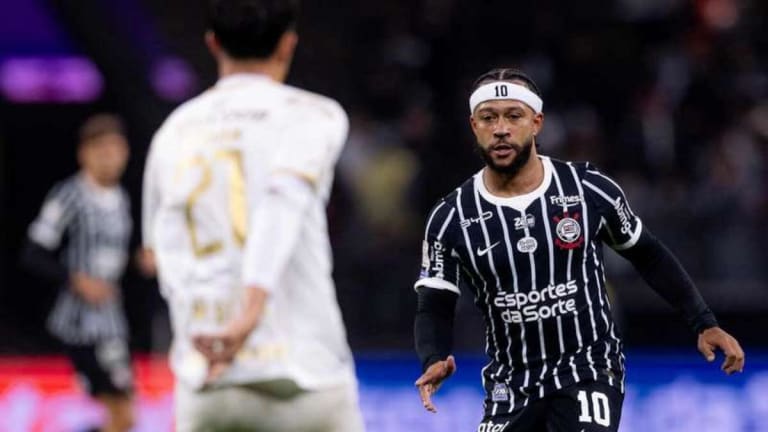 Depay joga Libertadores contra Estudiantes após liberação do Corinthians