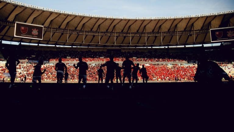 Flamengo e Corinthians se enfrentam no Maracanã com desfalques e transmissão ao vivo