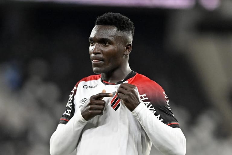 Viveros ultrapassa Suárez e é maior artilheiro estrangeiro em estreia no Brasileirão