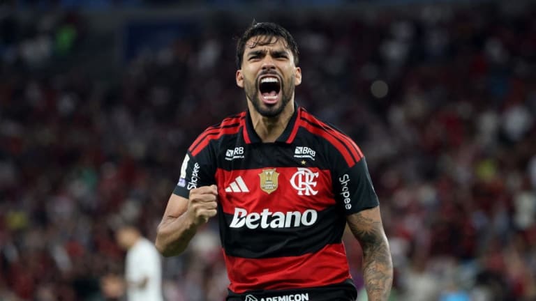 Flamengo bate Corinthians com gol no fim e retoma liderança do Brasileirão