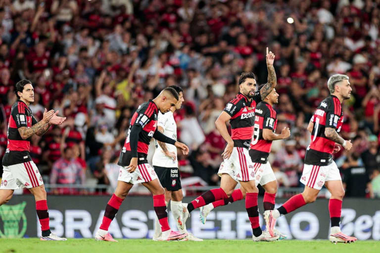 Flamengo vence Corinthians no fim e reassume liderança do Brasileirão no Maracanã