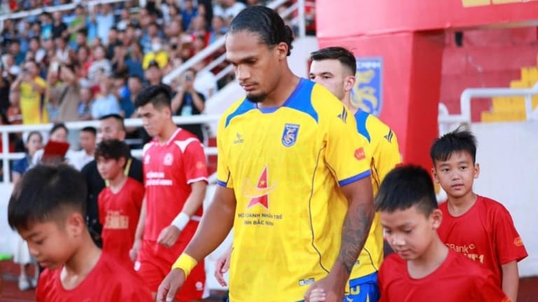 Revelado pelo Flamengo zagueiro Rafael Santos celebra cem jogos na carreira no futebol vietnamita