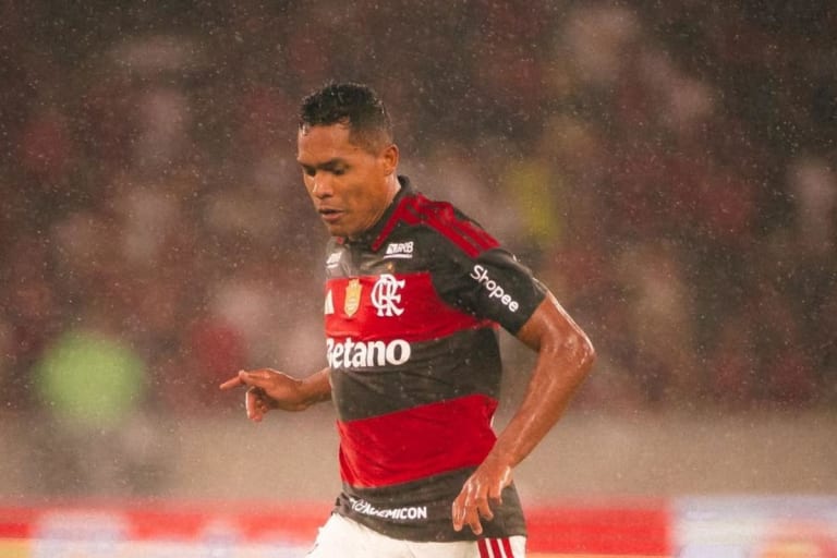 Alex Sandro volta ao Flamengo e disputa vaga com Ayrton Lucas