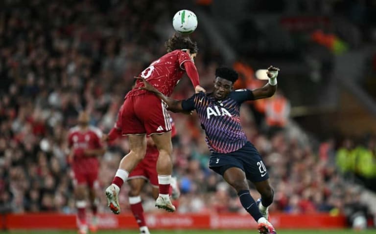 Liverpool vence Tottenham com golaço e avança na Copa da Liga Inglesa