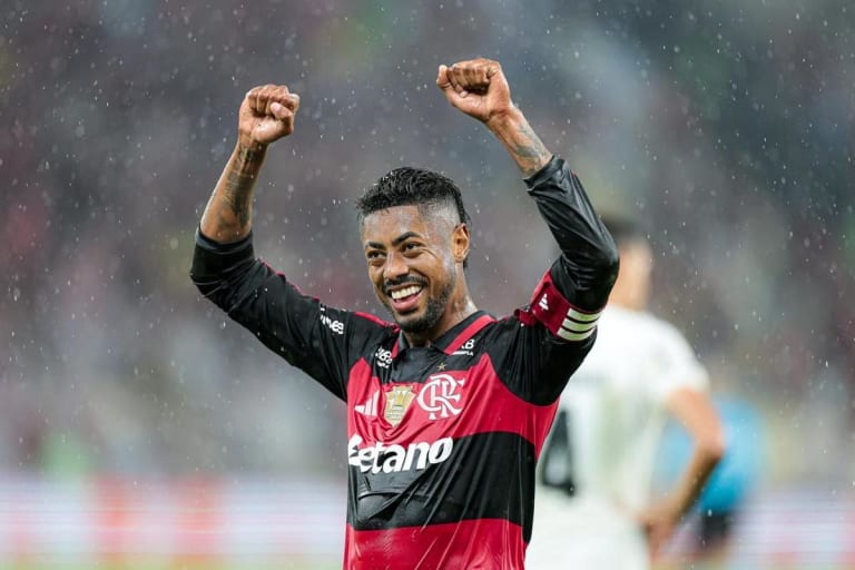 Bruno Henrique celebra 200 jogos no Maracanã com gol da vitória