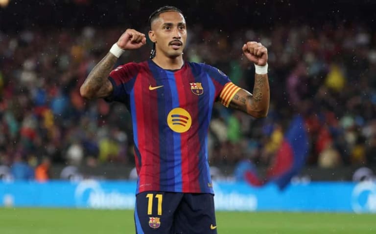 Raphinha brilha com hat-trick e Barcelona goleia Racing por 7 a 2
