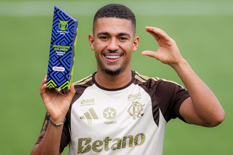 Samuel Lino celebra prêmio de Jogador do Mês no Brasileirão