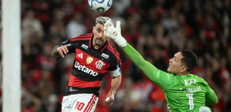 Flamengo sofre com expulsão e empate dramático mas garante vaga na semifinal da Libertadores