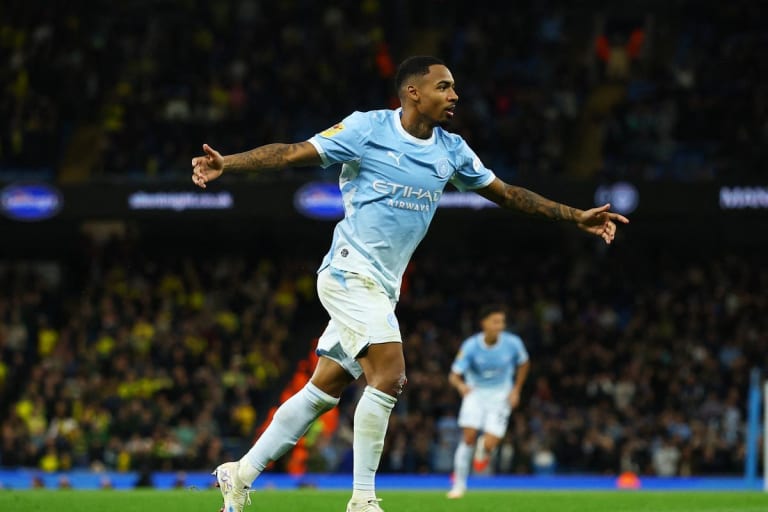 Allan marca e dá assistência em estreia avassaladora pelo City