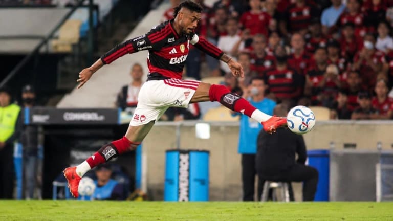 Bruno Henrique completa 600 jogos e celebra marca pelo Flamengo