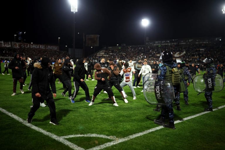 Platense punido: clube argentino joga portões fechados após briga na Libertadores