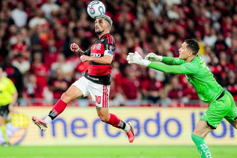 Arrascaeta faz gol em jogo 200 no Maracanã e garante vaga do Flamengo