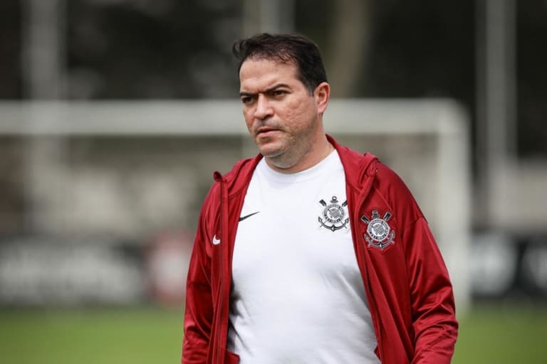 Crise financeira e transfer ban limitam elenco do Corinthians e afetam desempenho em campo