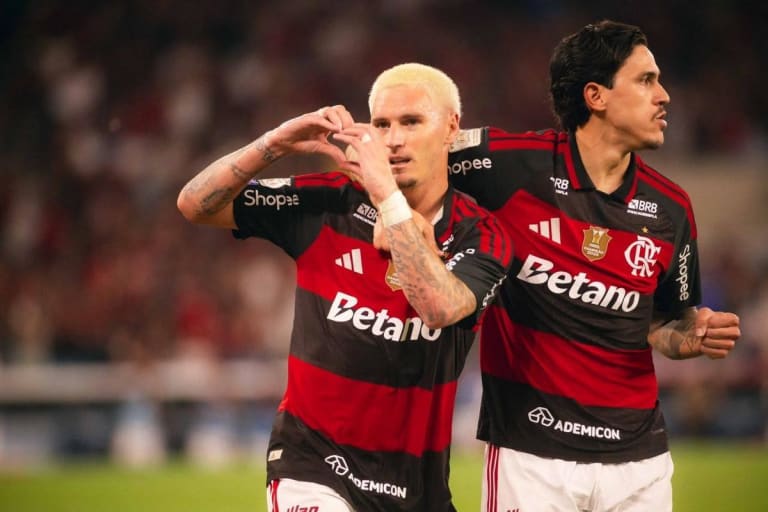 Flamengo vence Bragantino e amplia liderança no Brasileirão