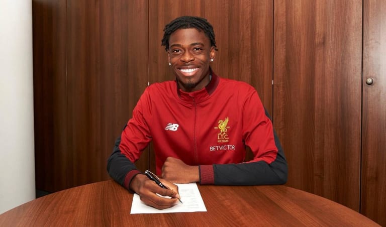 Jogador ex-Liverpool busca nova chance no mercado da bola via LinkedIn