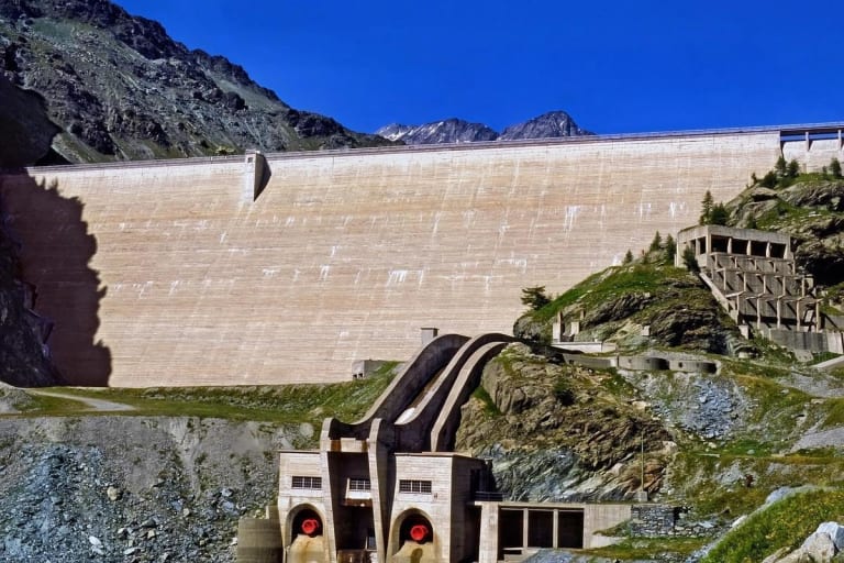China amplia domínio global em energia limpa e supera investimentos dos Estados Unidos