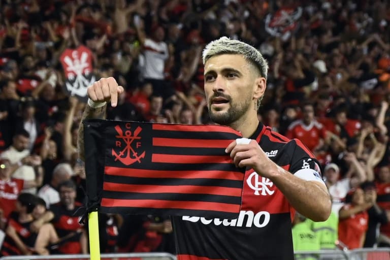 Clubes buscam naturalizar Arrascaeta e Gómez para liberar vagas de estrangeiros