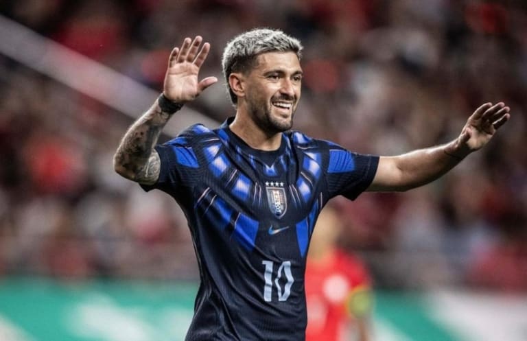 Arrascaeta brilha em goleada do Uruguai com gol, mas sai lesionado e preocupa Flamengo