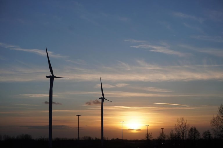 TotalEnergies planeja investir até US$ 17 bilhões anuais para expandir produção de energia
